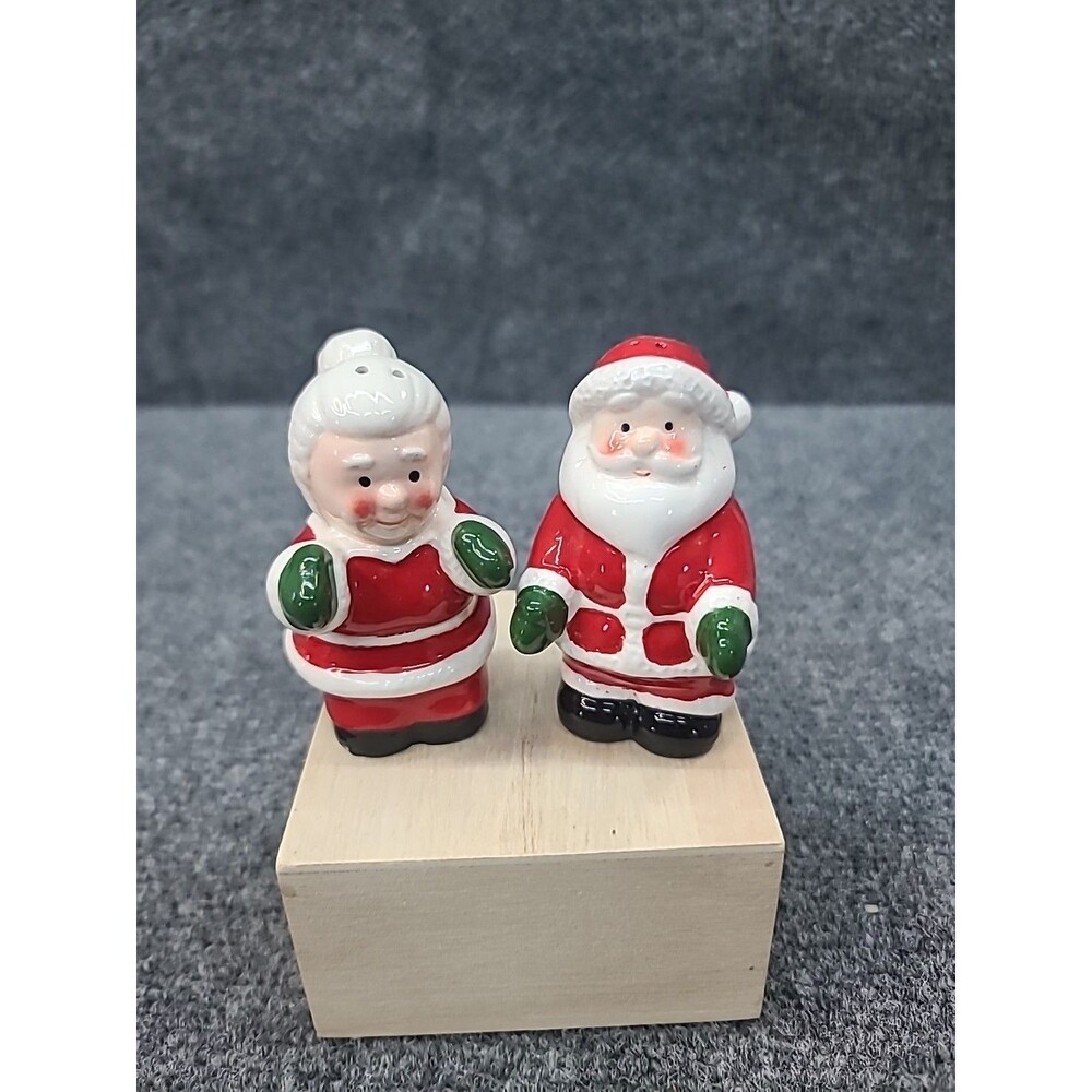 Vintage Christmas Santa and  Mrs Claus Salt & Pepper Shaker Ceramic 3"